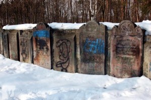 Graffiti on headstones at Bródno cemetery. On stone slabs someone scribbled: "Jews are shit," "SS." There are also drawings of swastikas, pigs and Stars of David hanging on gallows.